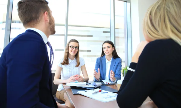 Opstarten bedrijf team op de bijeenkomst in moderne lichte kantoren interieur brainstormen — Stockfoto