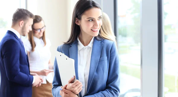 Mujer hermosa en el fondo de la gente de negocios — Foto de Stock