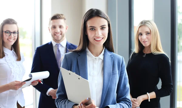 Belle femme sur le fond de gens d'affaires — Photo