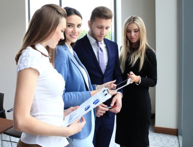 Toplantı kameraya bakarak başarılı iş kadınları