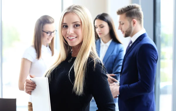 Rostro de mujer hermosa en el fondo de la gente de negocios — Foto de Stock