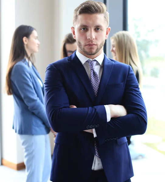 Homem de negócios inteligente feliz com companheiros de equipe — Fotografia de Stock