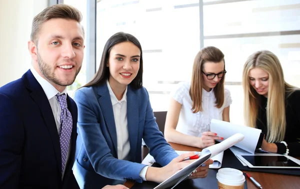 Buon uomo d'affari intelligente con i compagni di squadra — Foto Stock