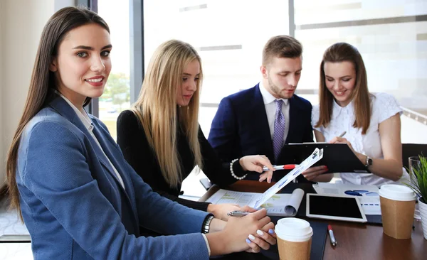 Succesvolle vrouwelijke ondernemers kijken camera tijdens bijeenkomst — Stockfoto