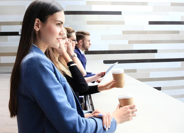 Équipe d'affaires debout dans une rangée à l'extérieur du bureau — Photo