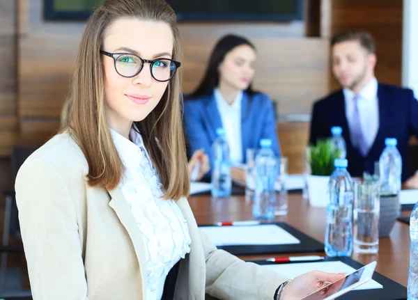 Zakenvrouw met haar personeel — Stockfoto