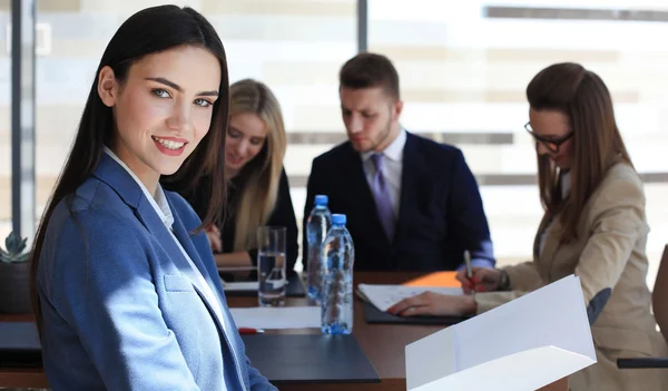 Femme d'affaires avec son personnel — Photo