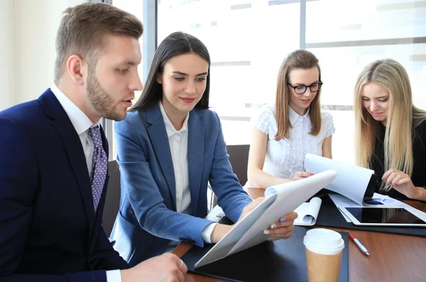 Les gens d'affaires qui travaillent sur un nouveau projet au bureau — Photo