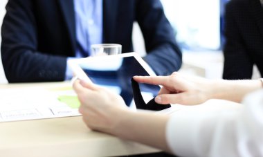 consulente aziendale, analizzando i dati finanziari 