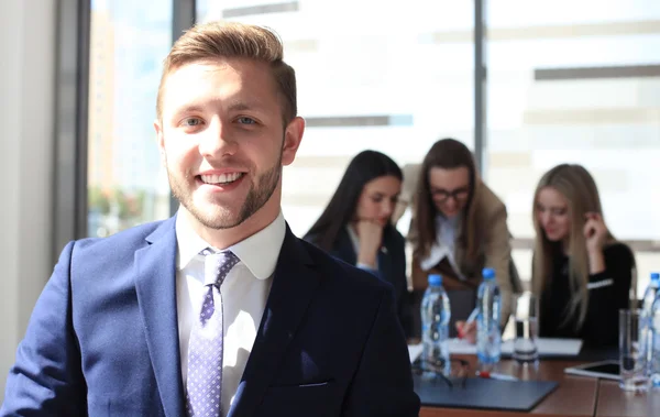 Happy smart business man met teamgenoten bespreken op de achtergrond — Stockfoto