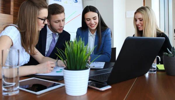 Startup Business Team en reunión en el interior de la oficina brillante moderna lluvia de ideas — Foto de Stock