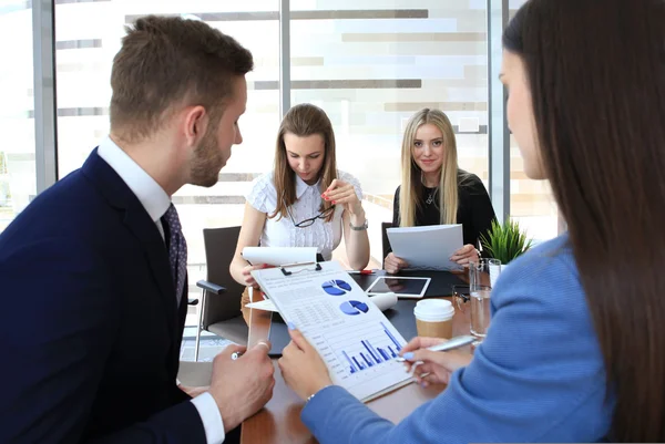 Groep van mensen uit het bedrijfsleven tijdens een bijeenkomst op de achtergrond van office — Stockfoto