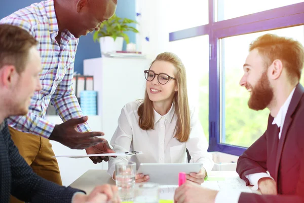 Zakenpartners die documenten en ideeën bespreken tijdens vergaderingen — Stockfoto