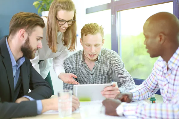 Affärspartners diskuterar dokument och idéer vid mötet — Stockfoto