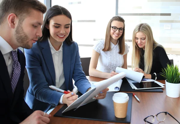 Groep van mensen uit het bedrijfsleven tijdens een bijeenkomst op de achtergrond van office — Stockfoto