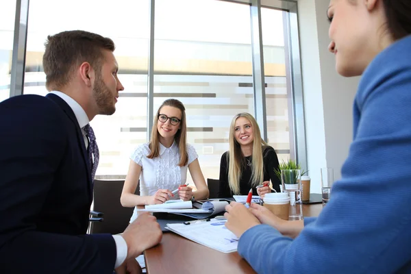 Les gens d'affaires qui travaillent sur un nouveau projet au bureau moderne — Photo