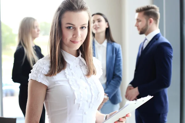 Rostro de mujer hermosa en el fondo de la gente de negocios — Foto de Stock