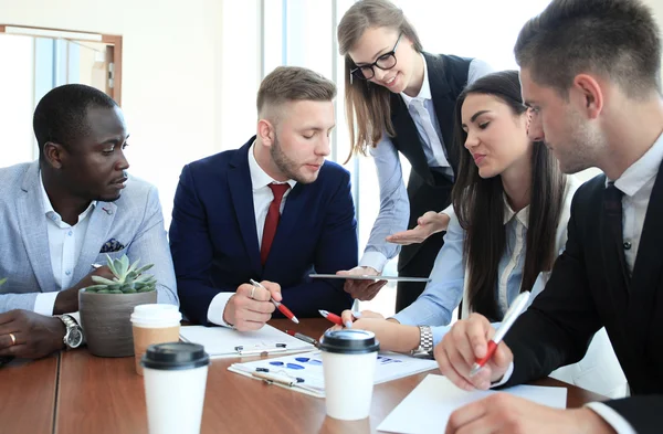 Affärsgrupp diskuterar tillsammans affärsplaner — Stockfoto