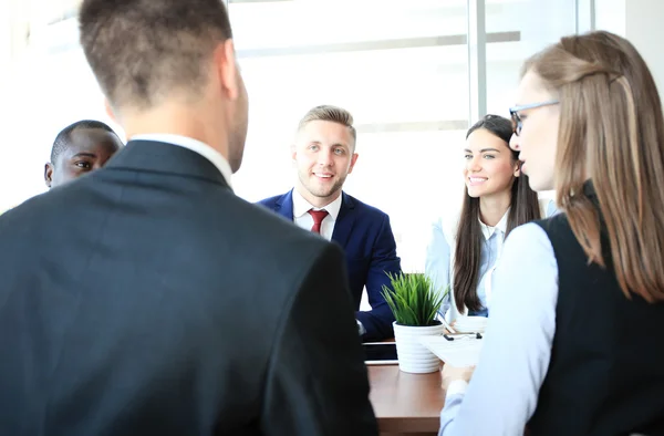 Feliz equipo de negocios sonriente en la oficina — Foto de Stock