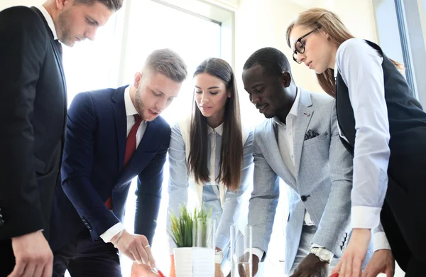 Affärsgrupp diskuterar tillsammans affärsplaner — Stockfoto