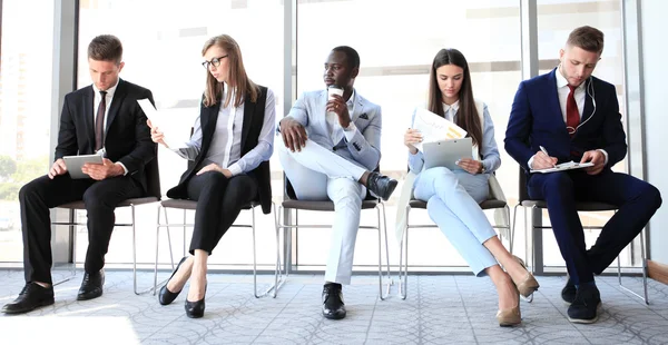 Uomini d'affari in attesa di colloquio di lavoro — Foto Stock