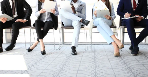 Affärsmän som väntar på anställningsintervju — Stockfoto