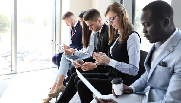 Uomini d'affari in attesa di colloquio di lavoro — Foto Stock