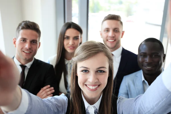 Gente tomando selfie en una reunión de negocios —  Fotos de Stock