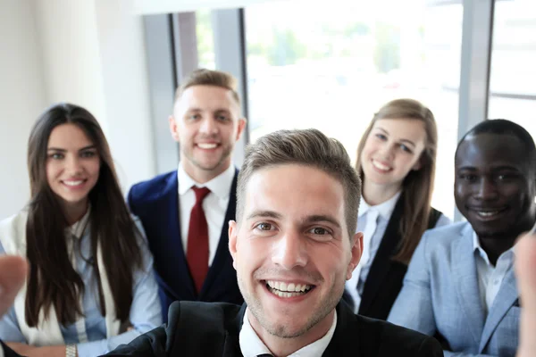 Mensen die selfie op zakelijke bijeenkomst — Stockfoto