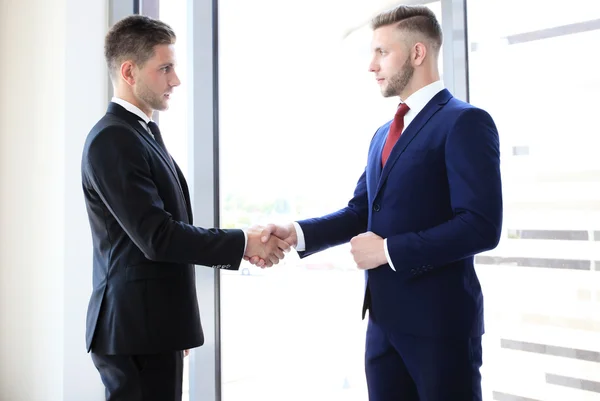 Affärsman ger ett handslag att stänga affären — Stockfoto