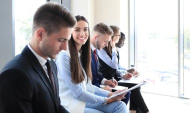 Seminer kameraya bakarak gülümseyen iş kadını 