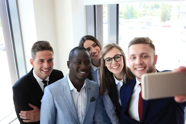 Pessoas que tomam selfie em reunião de negócios — Fotografia de Stock