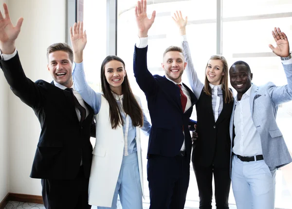 Tutta la lunghezza del gruppo di giovani felici nel celebrare — Foto Stock