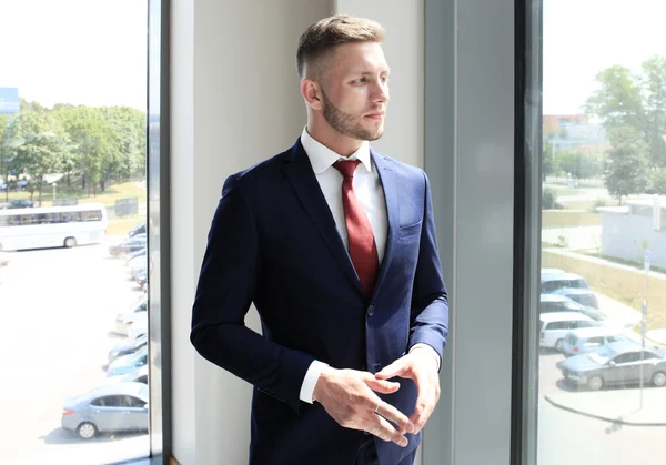 Feliz joven hombre de negocios trabajar en la oficina moderna — Foto de Stock