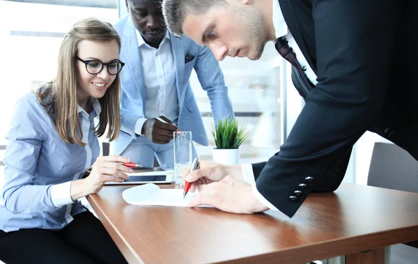 Imagen del equipo de negocios sentado a la mesa — Foto de Stock