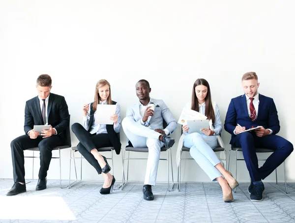 Persone stressanti in attesa di un colloquio di lavoro — Foto Stock