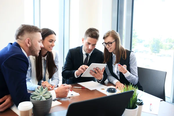 Groupe de jeunes entrepreneurs — Photo