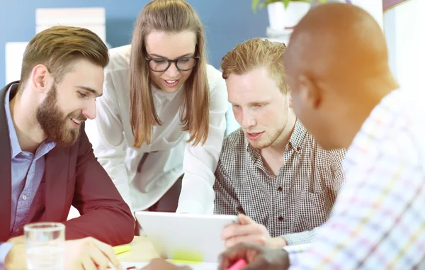 Les jeunes professionnels travaillent dans un bureau moderne — Photo