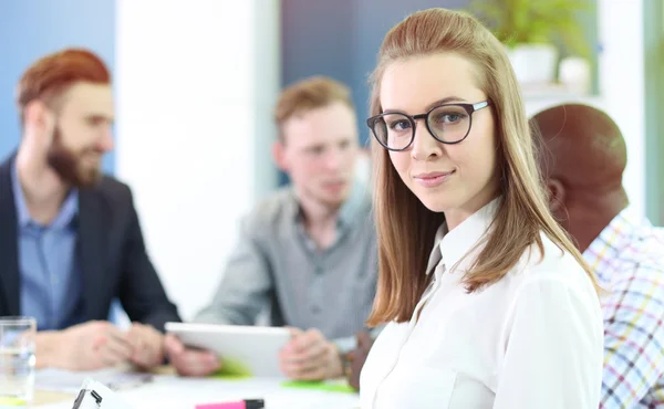 Mujer de negocios con su personal — Foto de Stock