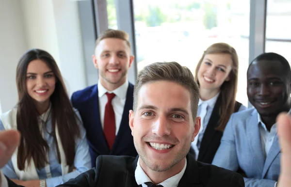 Persone che scattano selfie alla riunione d'affari — Foto Stock