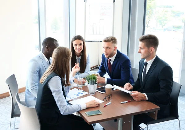 Stilig ung man göra en gest och diskutera något — Stockfoto