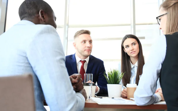 Affärsgrupp diskuterar tillsammans affärsplaner — Stockfoto