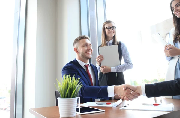 Gente de negocios moviendo las manos — Foto de Stock