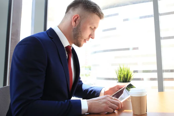 Moderna affärsman dricka kaffe i caféet office under lunchtid — Stockfoto