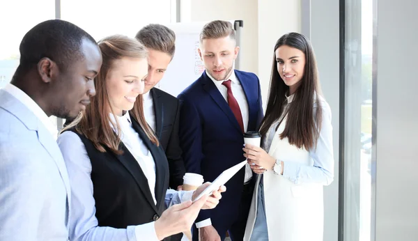 Ansikte av vacker kvinna på bakgrund av affärsmän — Stockfoto