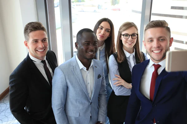 Mensen die selfie op zakelijke bijeenkomst — Stockfoto