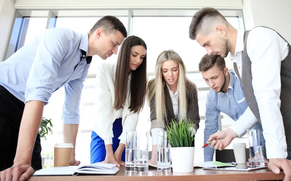 Equipe de negócios discutindo juntos planos de negócios — Fotografia de Stock