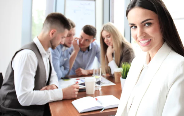 Rostro de mujer hermosa en el fondo de la gente de negocios — Foto de Stock