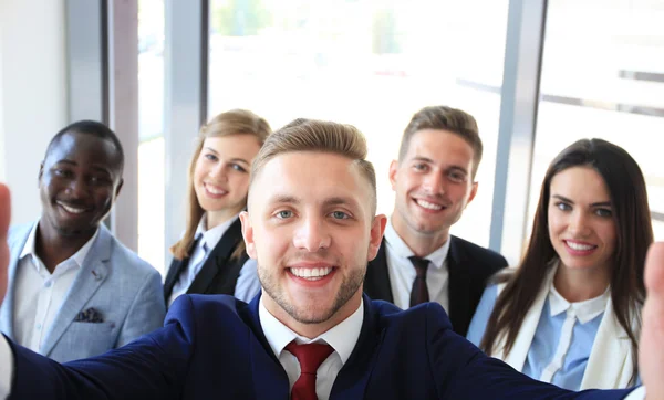 Mensen die selfie op zakelijke bijeenkomst — Stockfoto