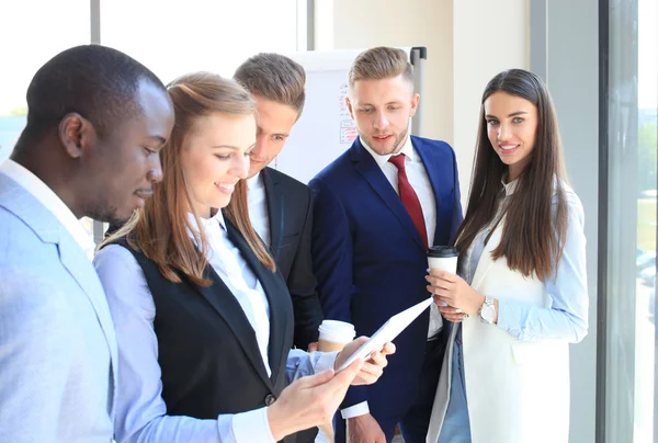 Ansikte av vacker kvinna på bakgrund av affärsmän — Stockfoto